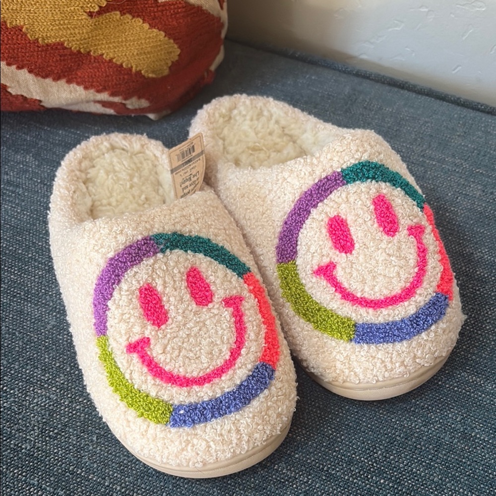 NWT Natural Life Icon Sherpa slippers in rainbow smiley S 5/6